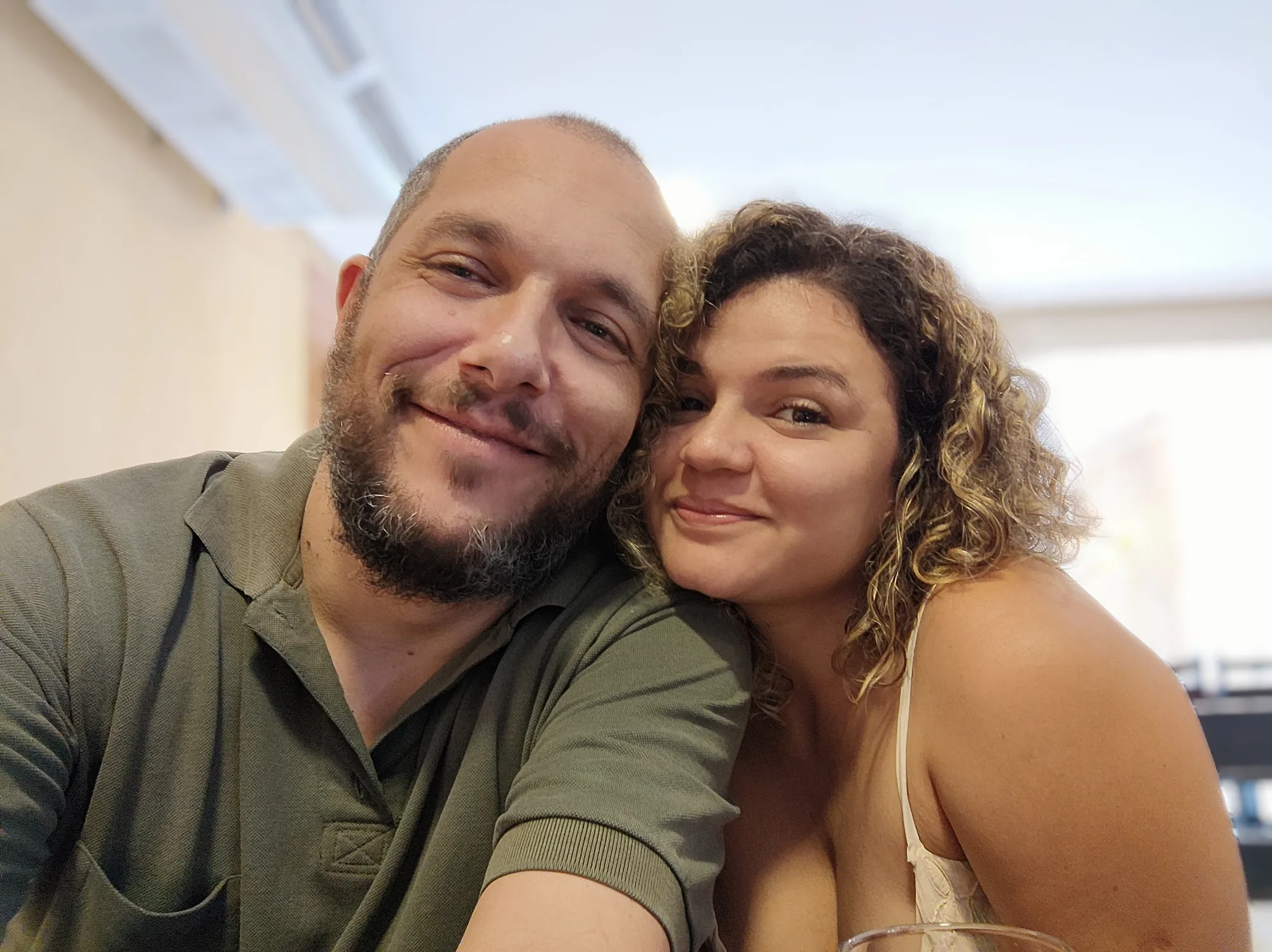 Juliana e Lucas de rosto colado, sorrindo para a câmera